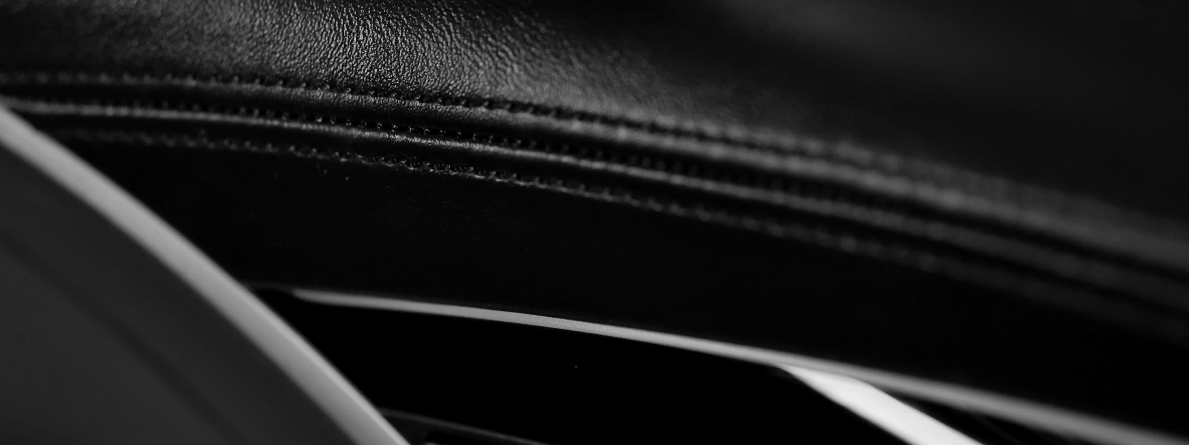 Luxusní makro detail interiéru s koženými sedačkami