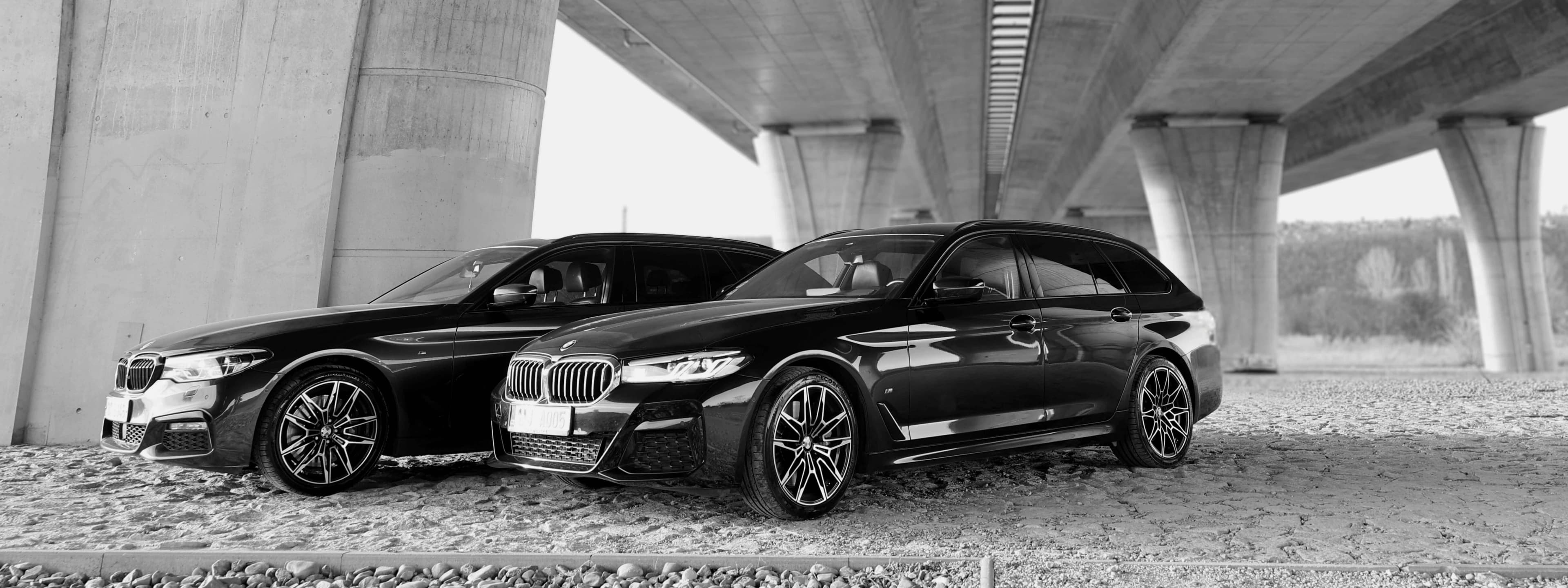 Široký panoramatický záběr BMW pod mostem