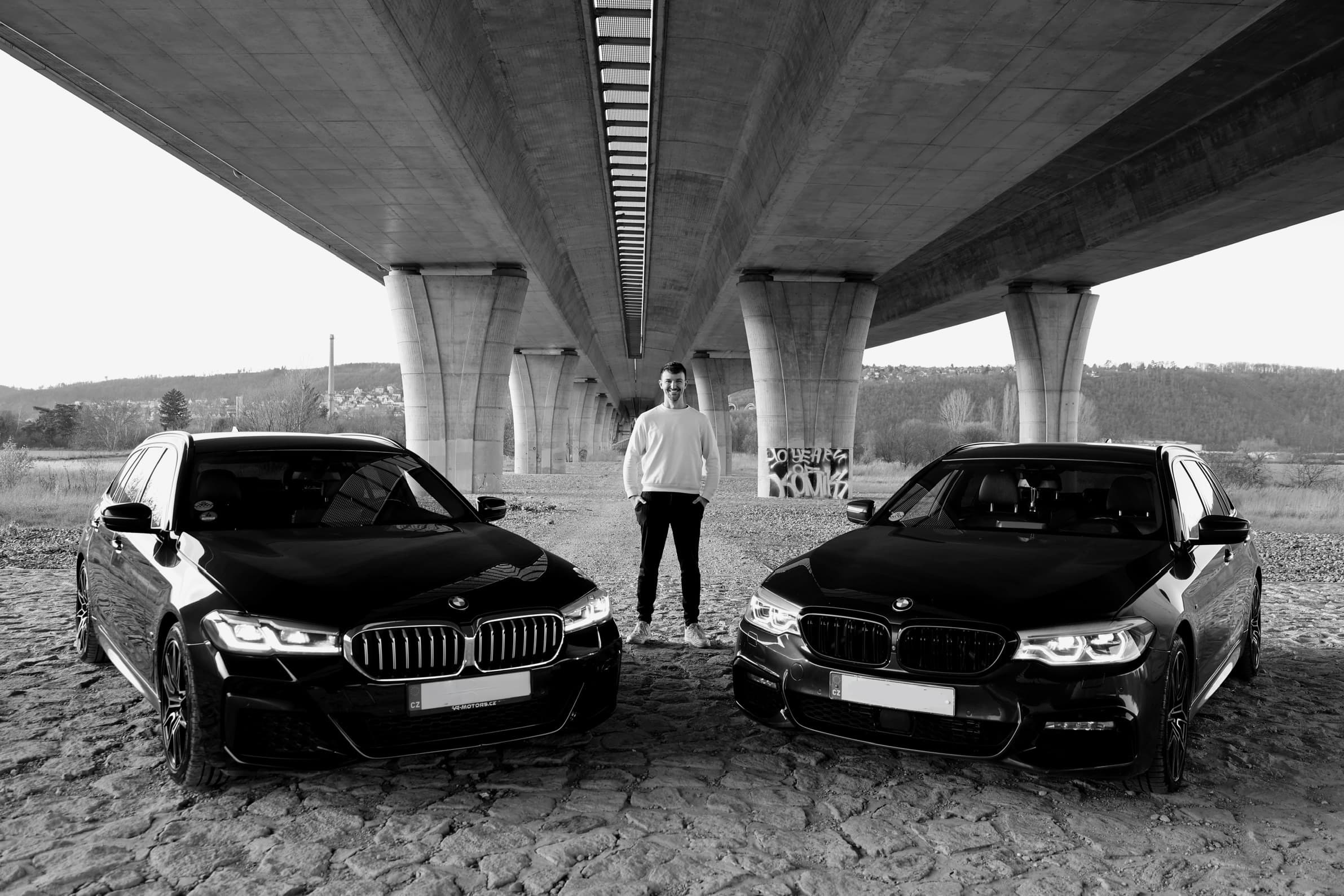 BMW flotila pod mostem