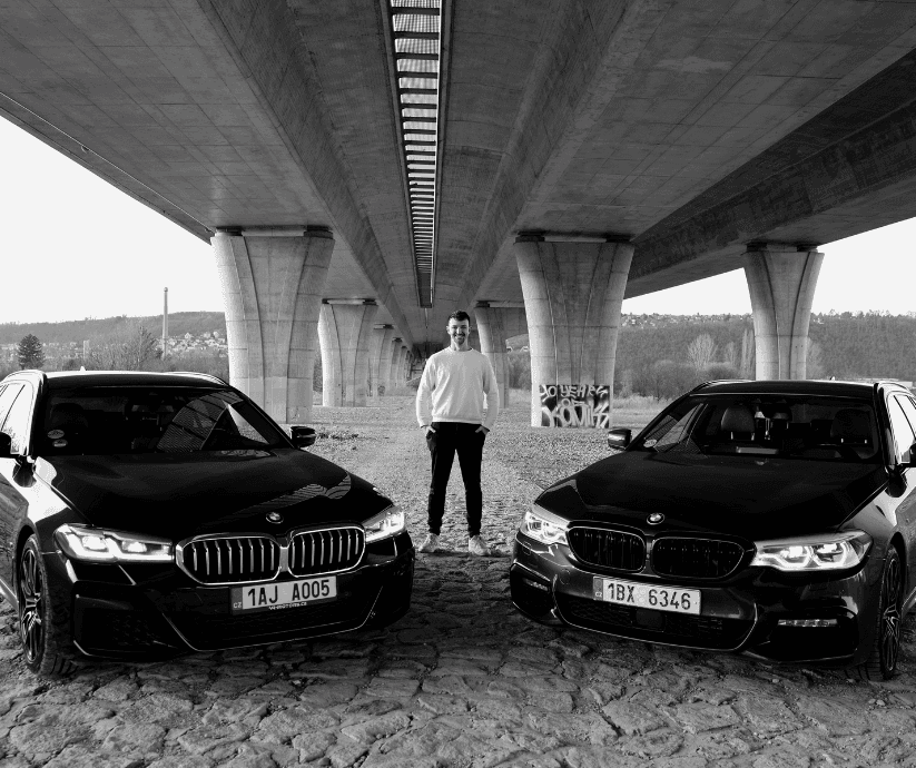 BMW flotila pod mostem